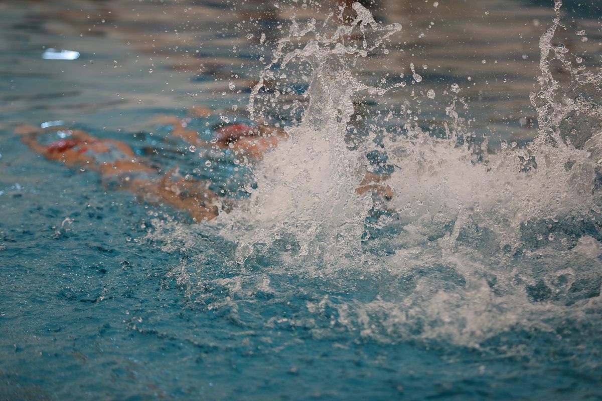 爱游戏娱乐-场面火爆！游泳观众席沸腾不已