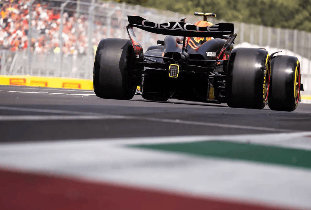 梅赛德斯横扫迈凯伦，佩雷兹惊艳四座的简单介绍