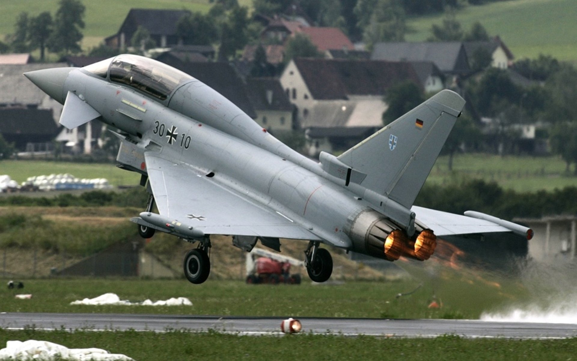 爱游戏体育-绿茵赛道双线告捷，足球与F1赛道上的中国智慧与北欧魔法